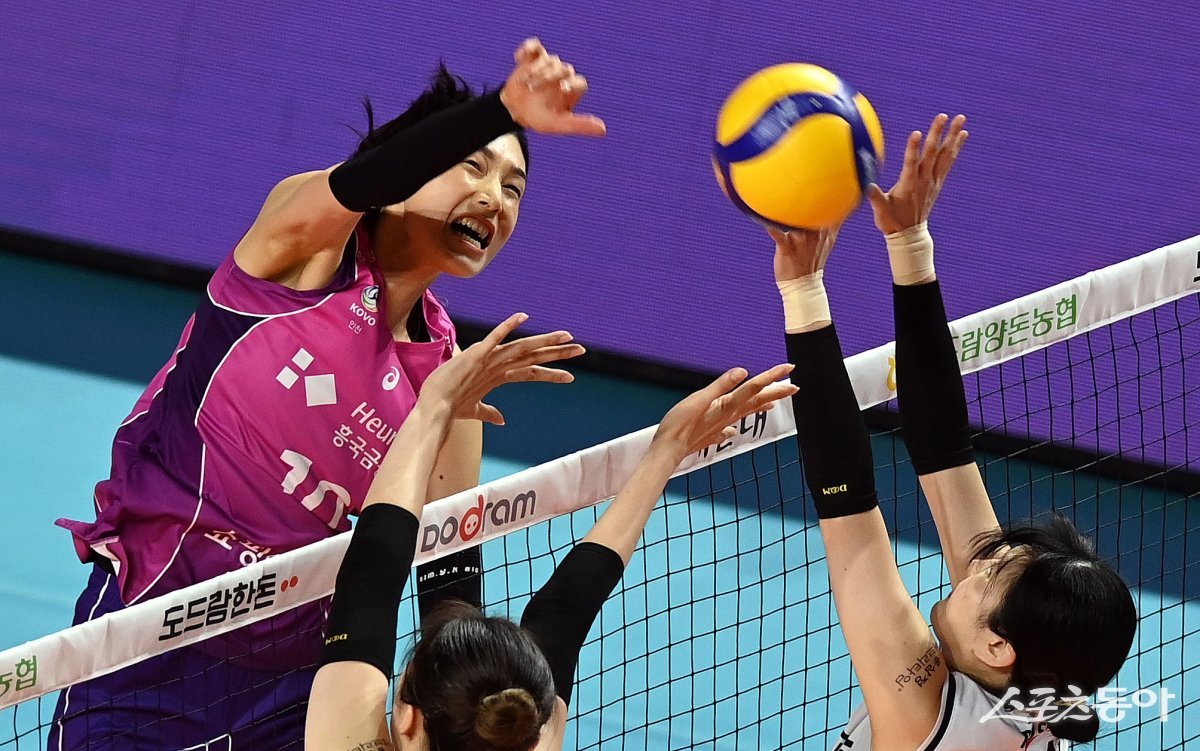 26일 인천 삼산월드체육관에서 ‘2023-2024 도드람 V리그’ 인천 흥국생명과 대전 정관장의 여자부 플레이오프 경기가 열렸다.
흥국생명 김연경이 정관장 블로커를 피해 스파이크를 날리고 있다. 인천 | 김민성 기자 marineboy@donga.com