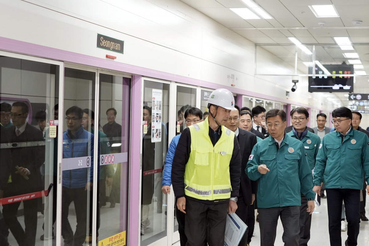 신상진 성남시장(윈쪽 두번째)이 오는 30일 GTX-A 수서~동탄 구간 개통을 앞두고 26일 성남역사에 대한 현장점검 하고 있다. 사진제공 ㅣ성님시