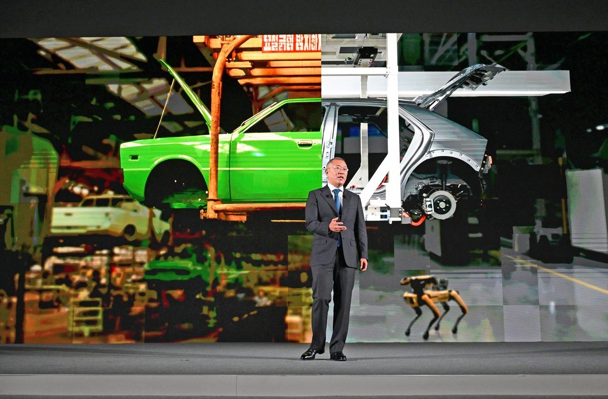 현대차그룹은 27일, 올해부터 2026년까지 3년간 국내에서 8만 명을 채용하고, 68조원을 투자한다고 밝혔다. 현대차 울산 EV전용공장 기공식에서 기념연설을 하고 있는 정의선 현대차그룹 회장. 사진제공｜현대차그룹