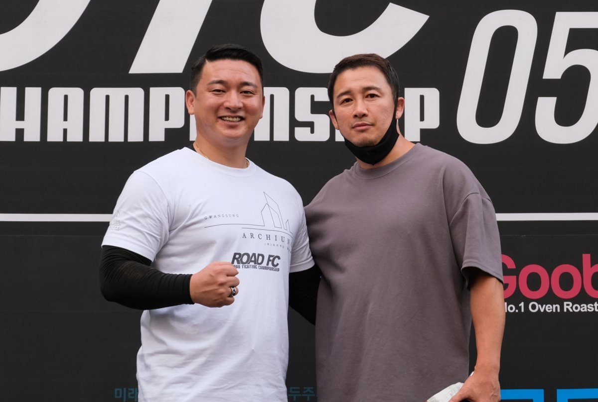 박준혁 굽네 로드FC 068 대회장(왼쪽)과 로드FC 정문홍 회장. 사진제공 | 로드FC