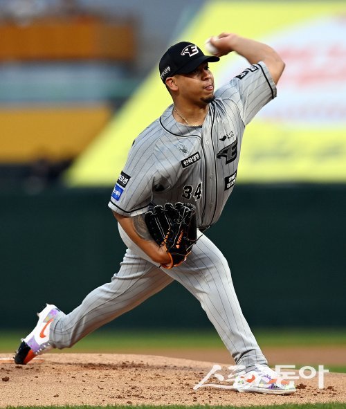 27일 인천 SSG 랜더스필드에서 ‘2024 신한 SOL 뱅크 KBO리그’ SSG 랜더스와 한화 이글스의 경기가 열렸다. 한화 선발투수 산체스가 힘차게 볼을 던지고 있다. 인천 | 김민성 기자 marineboy@donga.com