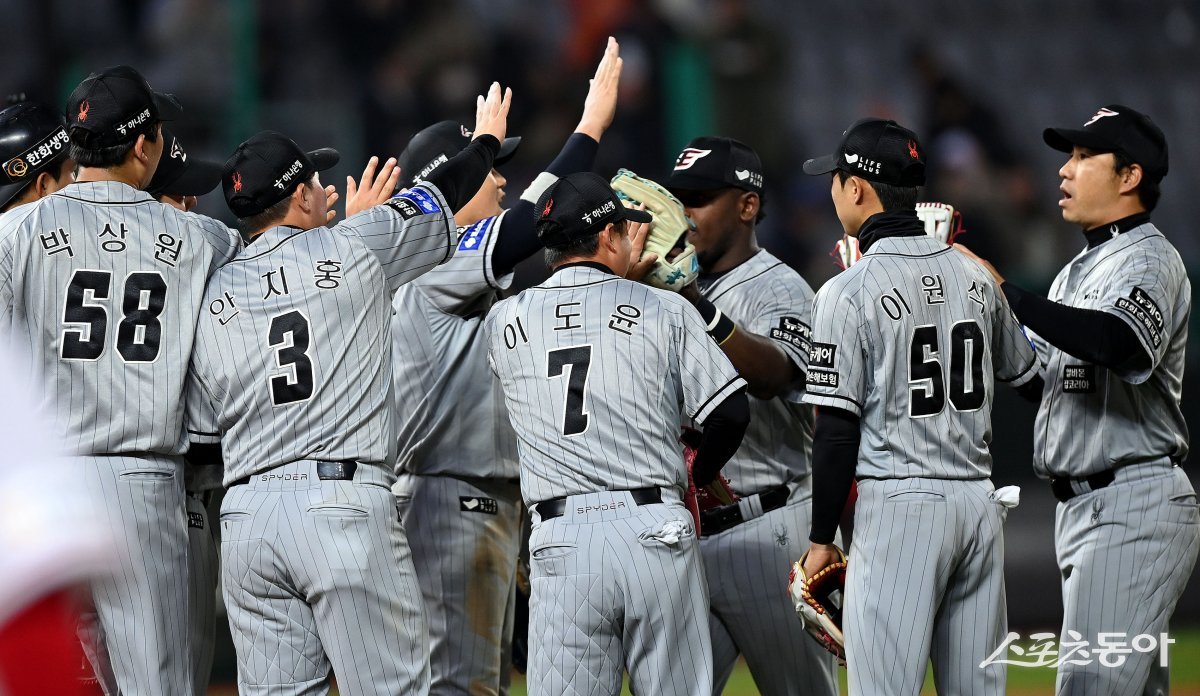 27일 인천 SSG 랜더스필드에서 ‘2024 신한 SOL 뱅크 KBO리그’ SSG 랜더스와 한화 이글스의 경기가 열렸다. 한화가 SSG를 상대로 3-1 승리 후 선수들이 그라운드에서 기쁨을 나누고 있다. 인천 | 김민성 기자 marineboy@donga.com