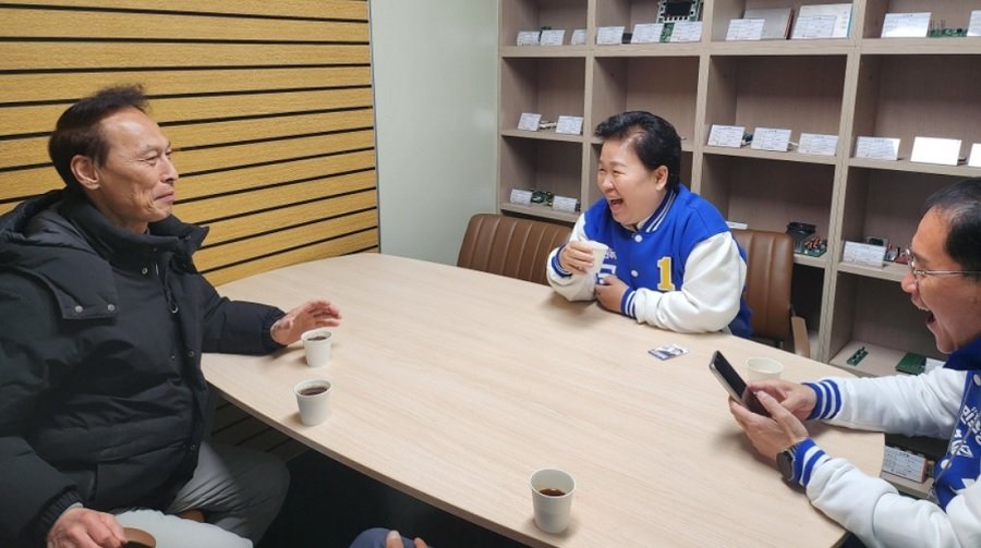 시흥 문정복 후보가 28일 관내 기업 진산하이테크를 방문했다. 사진제공ㅣ문정복 후보