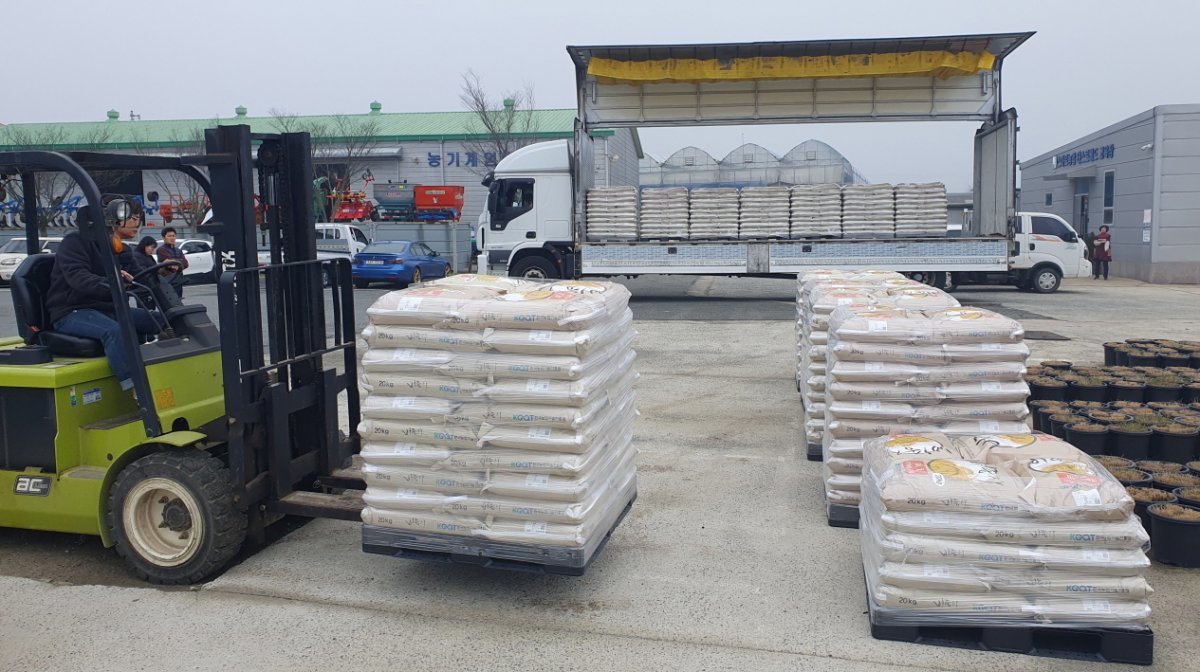 강진군 농업기술센터에 도착한 한국농업기술진흥원 산 미호벼 종자. 사진제공 | 강진군
