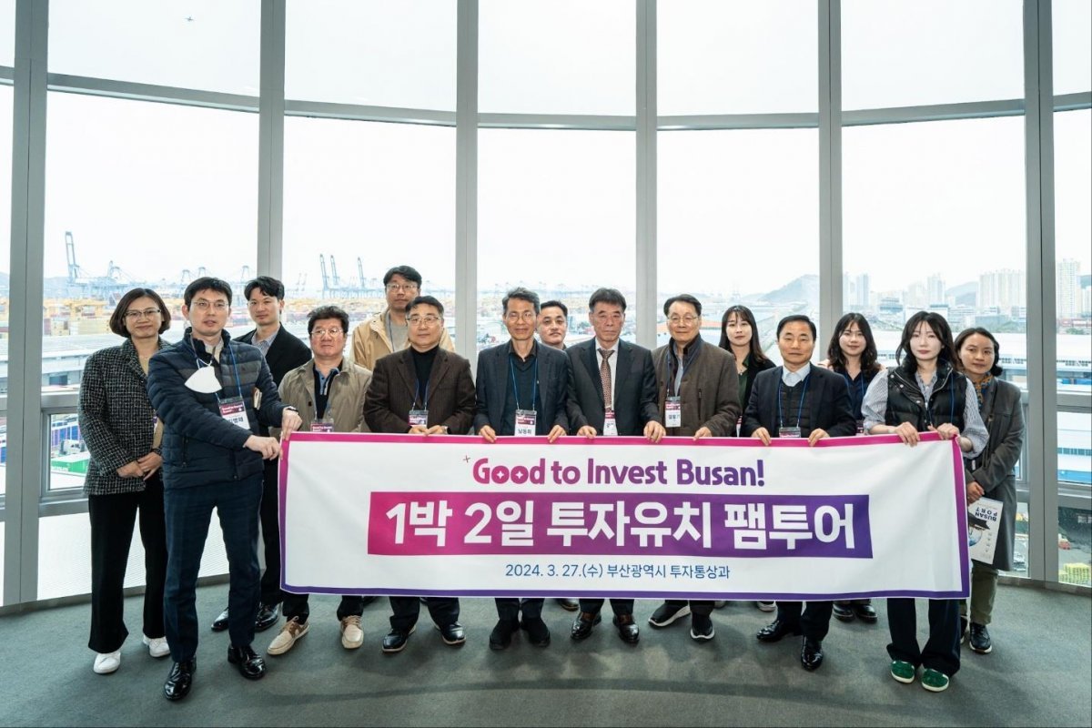 지난 27일 열린 ‘굿 투 인베스트 부산, 투자유치 팸투어’에서 관계자들이 기념촬영을 하고 있다. 사진제공 | 부산시