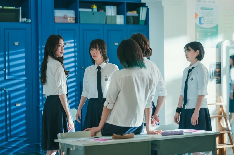 학교폭력의 심각성을 강조한 드라마 ‘피라미드 게임’이 해외에서도 인기를 얻을 정도로 파급력이 크다보니 놀이를 가장한 집단따돌림 현상 등 ‘모방 괴롭힘’ 부작용이 일고 있다. 사진제공｜티빙