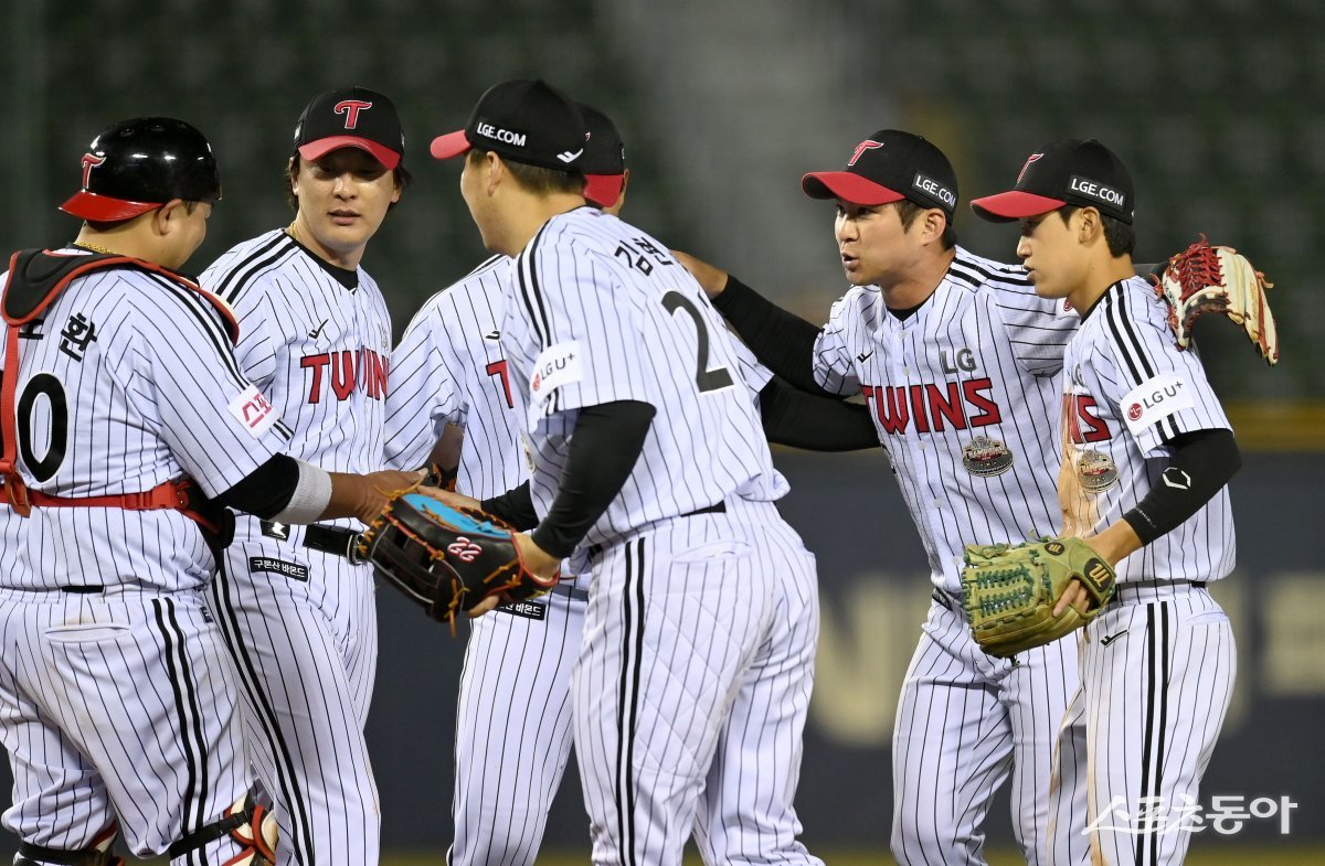 28일 서울 잠실야구장에서 ‘2024 신한은행 SOL뱅크 KBO리그’ 삼성 라이온즈와 LG 트윈스 경기가 열렸다. 18-1 대승을 거두며 위닝시리즈를 기록한 LG 선수들이 기뻐하고 있다. 잠실 | 김종원 기자 won@donga.com