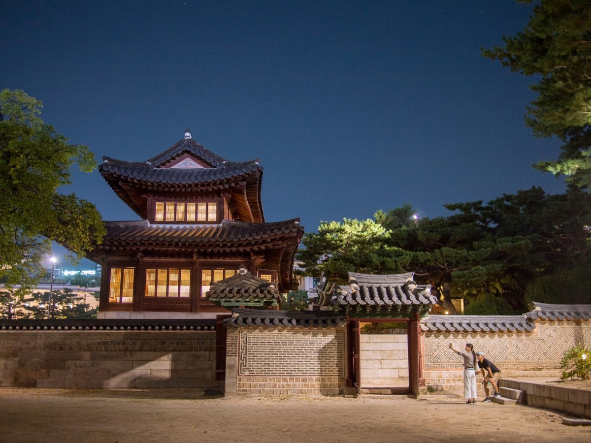 덕수궁 석어당. 덕수궁 석어당에는 수령이 400년이 넘어 2층 건물 높이만큼 큰 살구나무가 있다. 살구꽃은 오래전부터 우리 조상들이 마당에 심어 꽃과 열매를 즐긴 전통 정원수다.
사진|서울관광재단