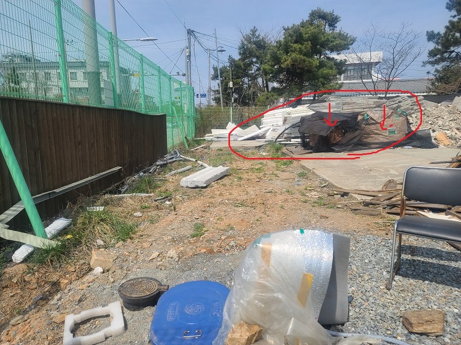 수자원공사 시화호조력발전소 구내에 무질서하게 방치해 놓은 혼합폐기물. 사진ㅣ장관섭 기자