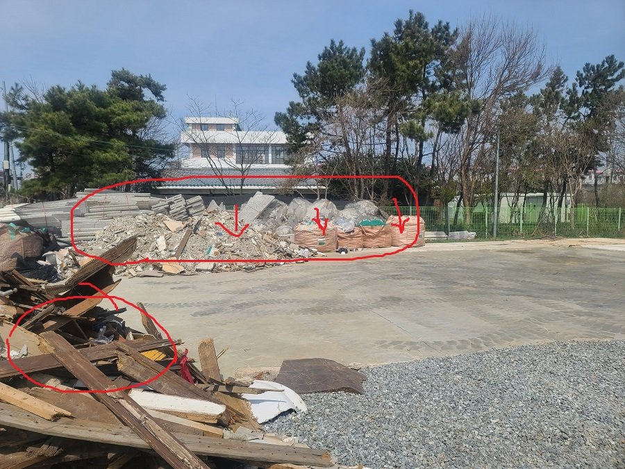 경기 안산시에 위치한 수자원공사 시화호조력발전소 구내에서 건축물 철거 후 발생하는 다량의 혼합폐기물이 쌓여 있다. 사진ㅣ장관섭 기자