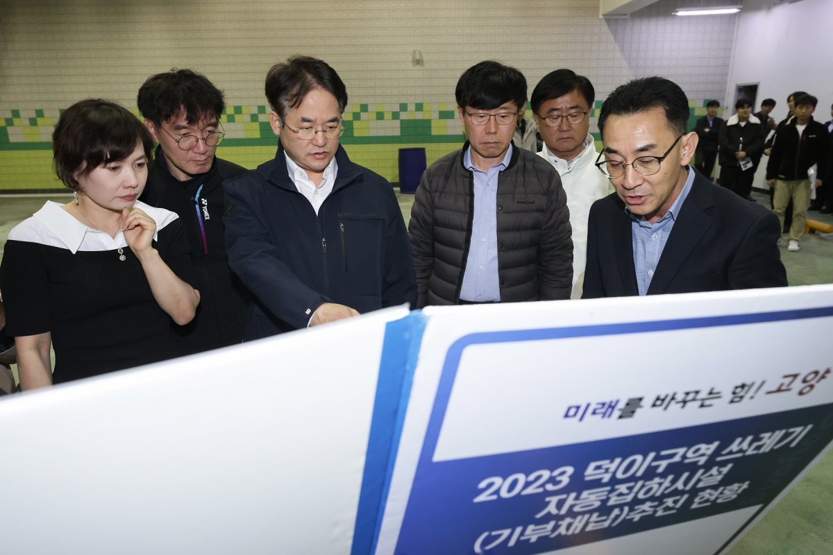 이동환 고양시장(윈쪽 세번째)이 핵심공약정책 현장점검, 덕이지구 쓰레기 집하시설, 일산호수공원 현장 점검하고 있다. 사진제공 ㅣ고양시