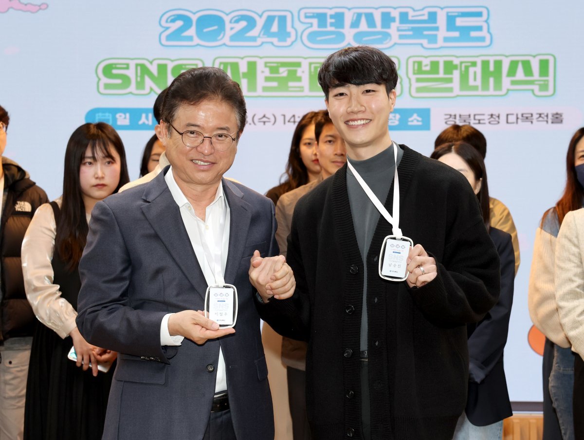 이철우 도지사가 새로 위촉된 스포터즈 단원에게 뱃지를 달아 주고 있다.