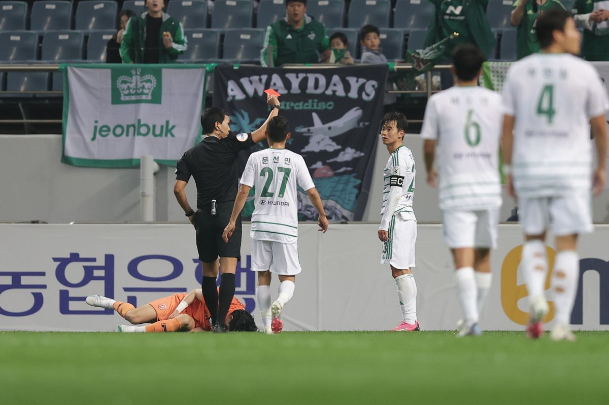 전북 김진수 퇴장. 사진제공 | 한국프로축구연맹
