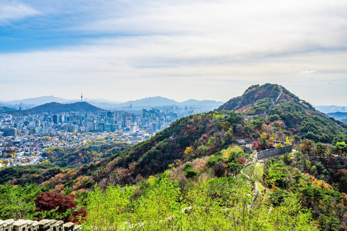 북악산 곡장전망대에서 바라본 한양도성길. 한양도성길은 난이도는 좀 있지만 말바위전망대, 곡장전망대 등 곳곳에 멋진 도심 전망 
포인트를 지니고 있다. 북쪽 북한산을 시작으로 동쪽으로는 롯데타워가, 남쪽으로는 남산 일대 풍경이 파노라마처럼 펼쳐지는 장관이 
일품이다. 사진제공｜서울관광재단