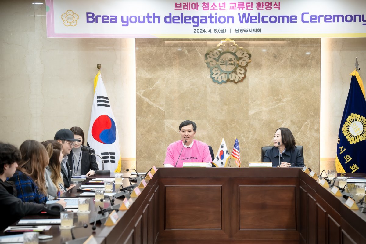 김현택 의장(가운데 윈쪽)이 지난 5일 오전 시의회 소회의실에서 “남양주시와 우호도시인 미국 브레아시의 청소년 교류단”을 접견하고 있다. 사진제공ㅣ남양주시의회