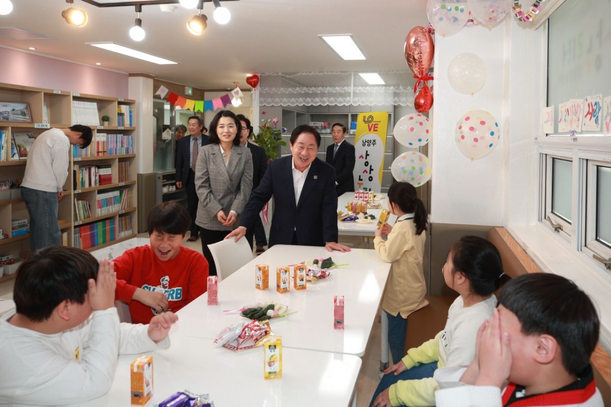 주광덕 시장(앞줄 오른쪽)이 지난 4일 진접읍에서 남양주형 초등돌봄센터 ‘상상누리터’ 2개소 개소식을 살펴보고 있다. 사진제공ㅣ남양주시