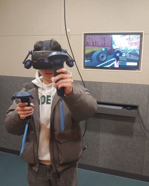 가상현실에서 안전체험 교육 중인 근로자. 사진제공 | 부산항만공사