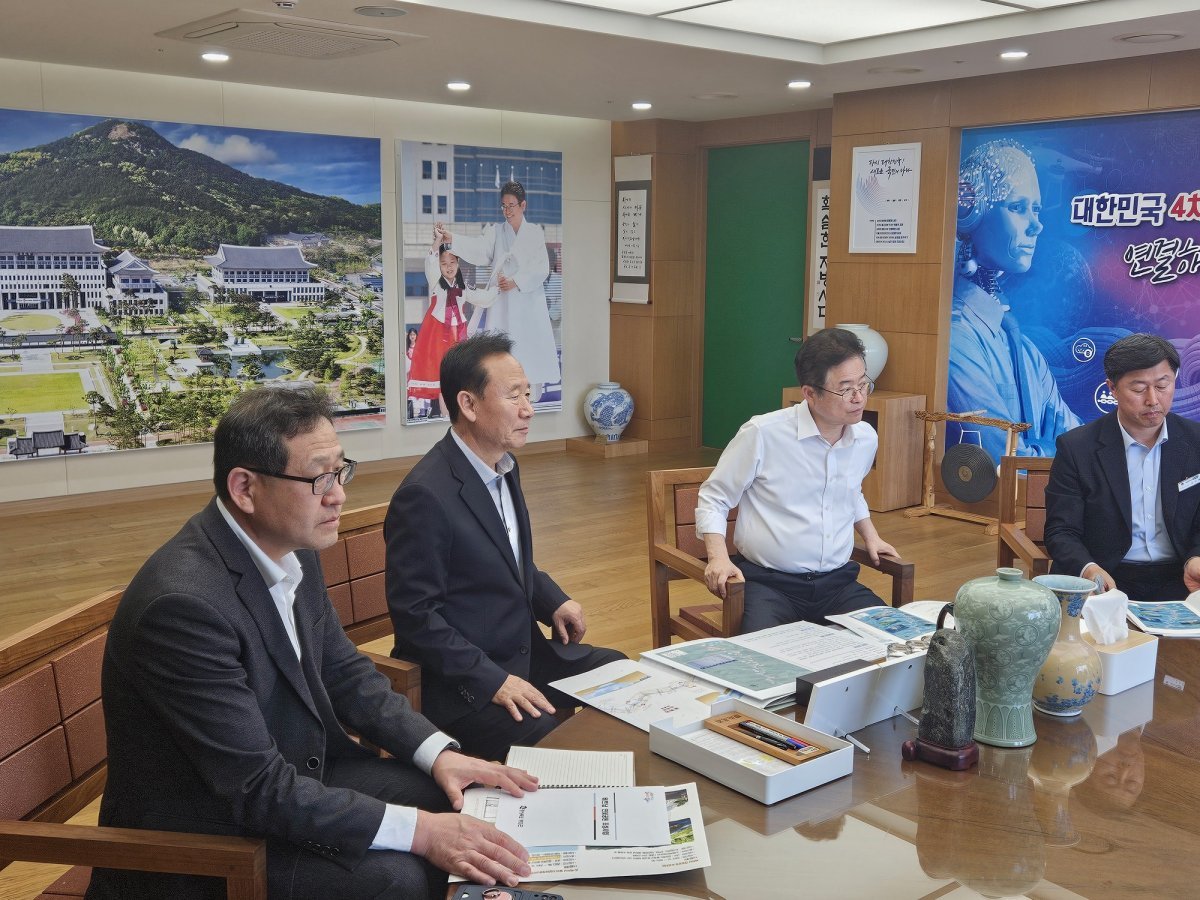 박현국 봉화군수가 이철우 경북도지사를 방문해 지역 현안 사업을 설명, 건의하고 있다.