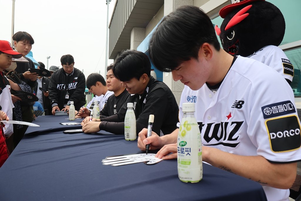 6일 익산야구국가대표훈련장에서 펼쳐진 KT 퓨처스리그 홈 개막식을 앞두고 팬 사인회에 나선 KT 선수들. 사진제공 | KT 위즈