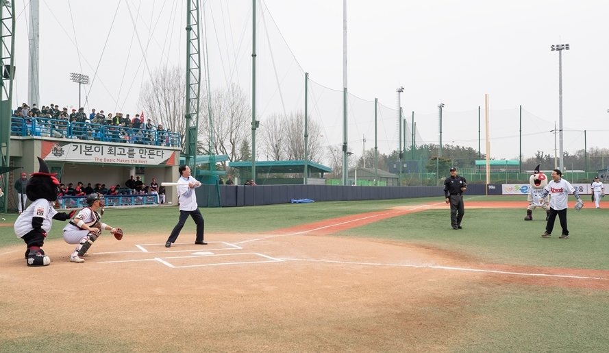 6일 익산야구국가대표훈련장에서 KT 퓨처스 홈 개막식 시구를 맡은 정헌율 익산시장과 시타를 맡은 최종오 익산시의장. 사진제공 | KT 위즈