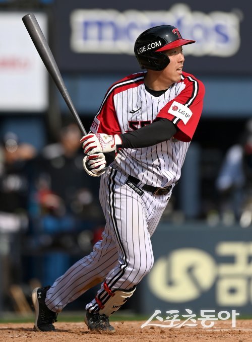 7일 서울 잠실야구장에서 ‘2024 신한은행 SOL뱅크 KBO리그’ KT 위즈와 LG 트윈스 경기가 열렸다. 5회말 1사 1,2루 LG 김현수가 1타점 중전 안타를 치고 있다. 잠실 | 김종원 기자 won@donga.com