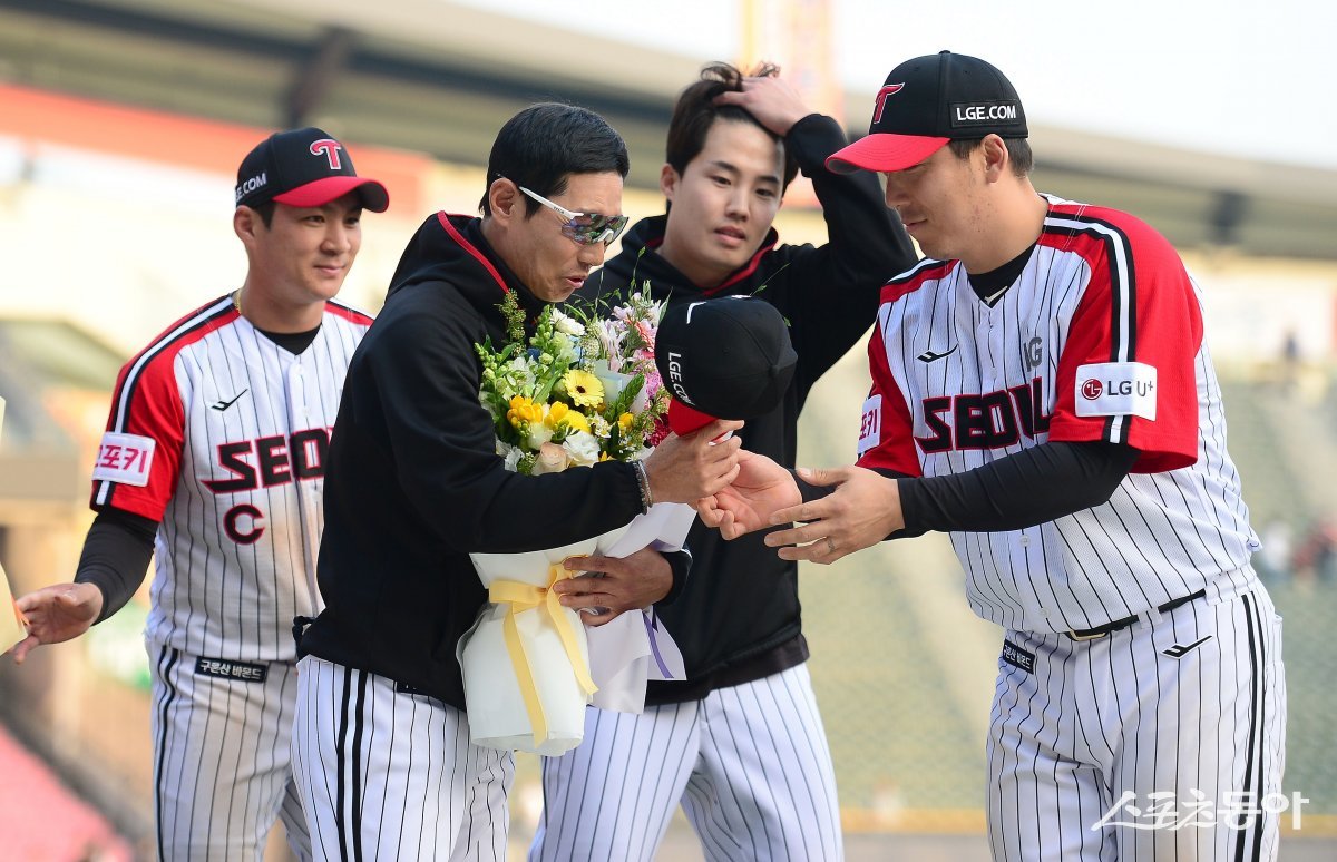 7일 서울 잠실야구장에서 ‘2024 신한은행 SOL뱅크 KBO리그’ KT 위즈와 LG 트윈스 경기가 열렸다. LG 김현수가 500승 기념구를 염경엽 감독에게 전달하고 있다. 잠실 | 김종원 기자 won@donga.com