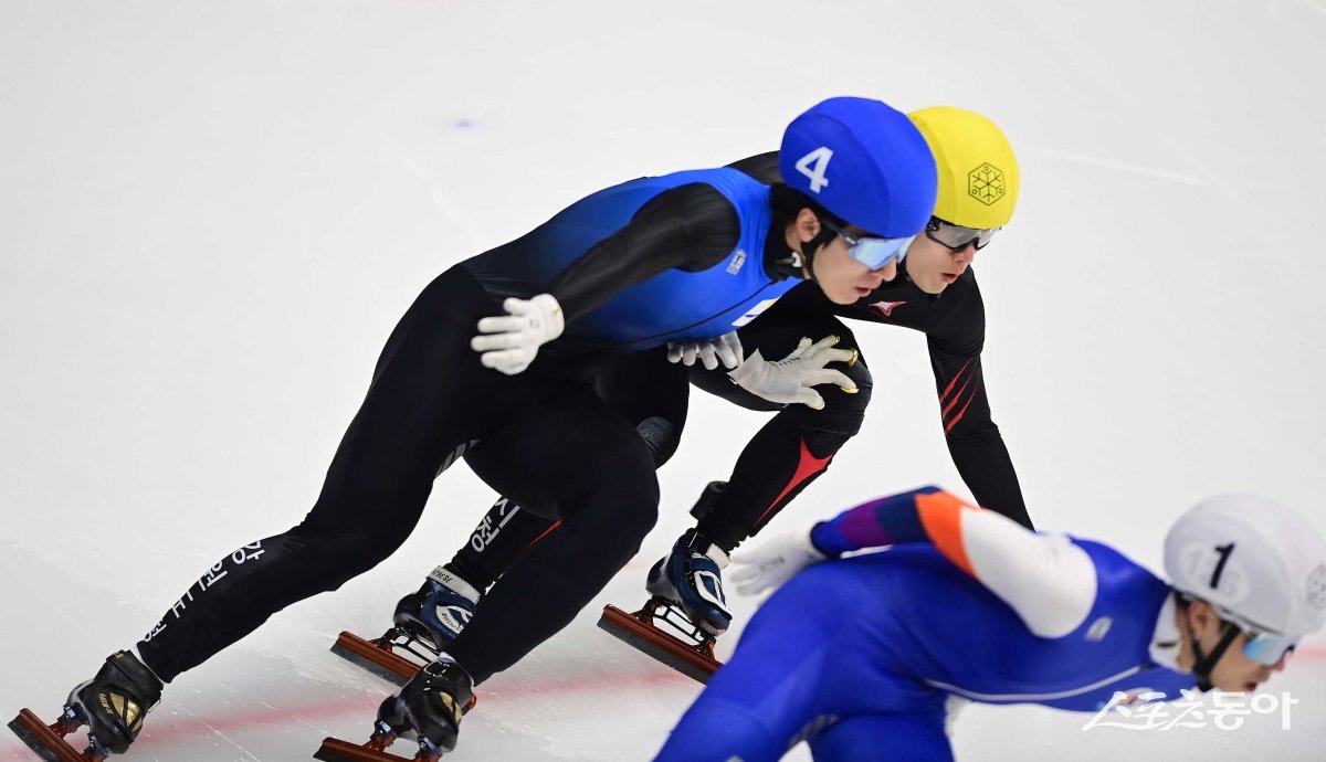 7일 서울 목동아이스링크에서 열린 ‘2024/25시즌 쇼트트랙 국가대표 1차 선발대회’ 남자 1000m 예선 경기에서 강원도청 황대헌(4번)이 화성시청 박노원과 충돌하며 페널티를 받아 실격 처리됐다. 목동 | 주현희 기자 teth1147@donga.com