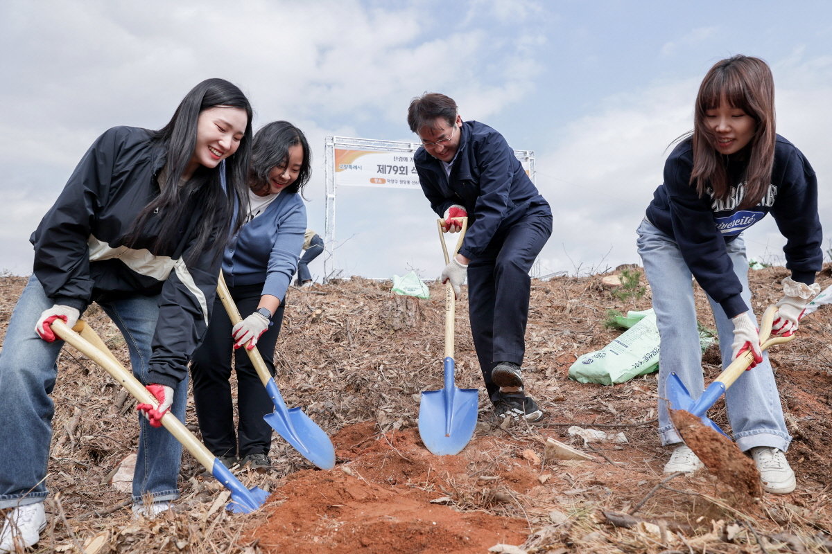 식목행사에 참여한 이동환 고양시장(오른쪽 두번째)과 새내기 공무원들. 사진제공 ㅣ남양주시