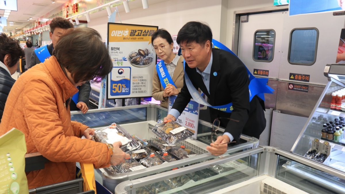 김현철 완도군 부군수와 최재순 이마트 용산점장, 이승철 ㈜행복한전복 대표가 지난 5일 이마트 용산점에서 판촉전을 진행했다. 사진제공 | 완도군