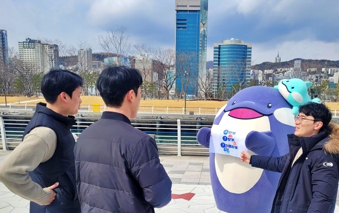 북항 재개발 친수공원에서 걷기 챌린지에 참여한 직원들을 대상으로 BPA 마스코트 해범이가 건강한 생활습관을 홍보하고 있다. 사진제공｜부산항만공사