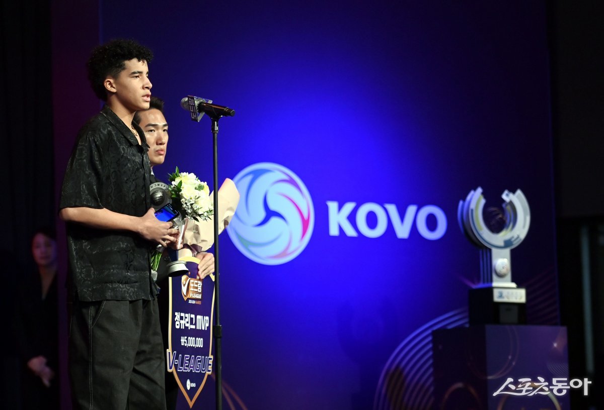 ‘도드람 2023~2024 V리그’ 시상식이 8일 서울 서초구 더케이 호텔 서울에서 열렸다. 남자부 정규리그 MVP에 선정된 OK금융그룹 레오를 대신해 아들 앙투안이 소감을 말하고 있다. 김종원 기자 won@donga.com