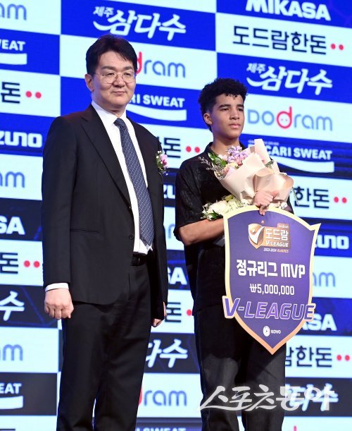 ‘도드람 2023~2024 V리그’ 시상식이 8일 서울 서초구 더케이 호텔 서울에서 열렸다. 남자부 정규리그 MVP에 선정된 OK금융그룹 레오를 대신해 아들 앙투안이 조원태 한국배구연맹 총재와 기념촬영을 하고 있다. 김종원 기자 won@donga.com