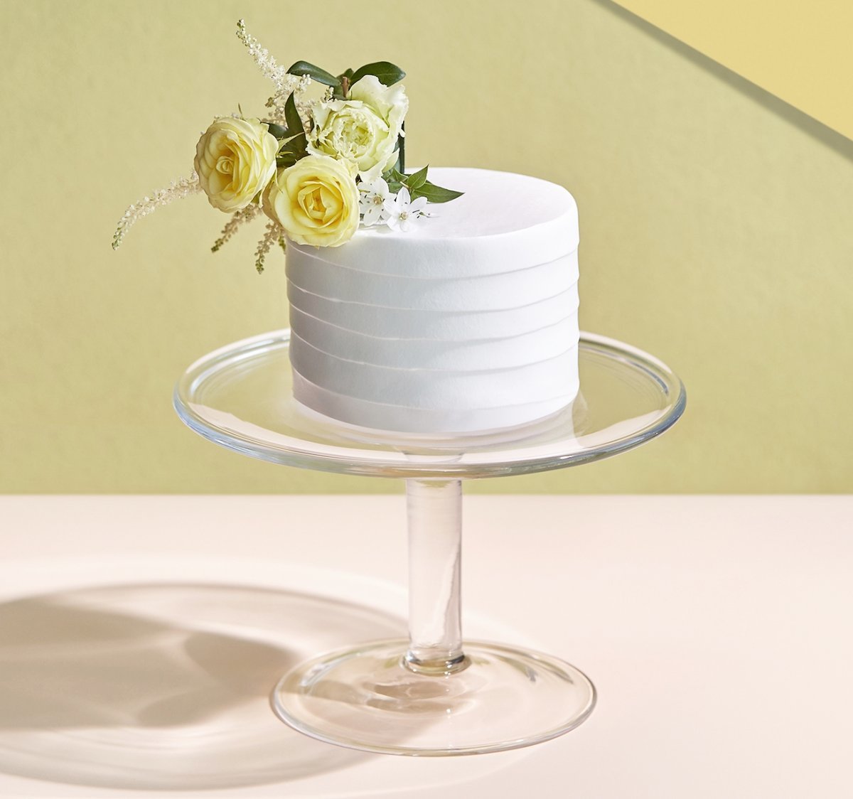 파크 하얏트 부산 파티세리가 선보이는 시즌 한정 ‘생화 케이크’. 사진제공｜파크 하얏트 부산