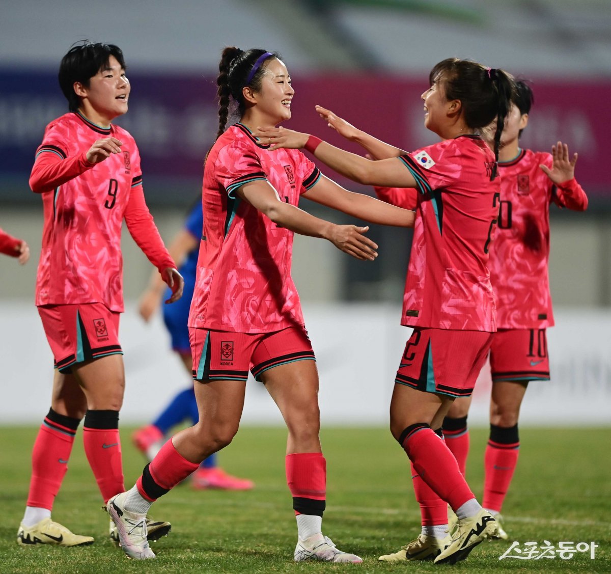 8일 경기도 이천종합운동장에서 열린 ‘신세계 이마트 초청 여자축구국가대표팀 친선경기’ 한국과 필리핀의 경기에서 한국 최유리가 팀 두 번째 골을 성공시킨 후 동료와 기쁨을 나누고 있다. 이천 | 주현희 기자 teth1147@donga.com