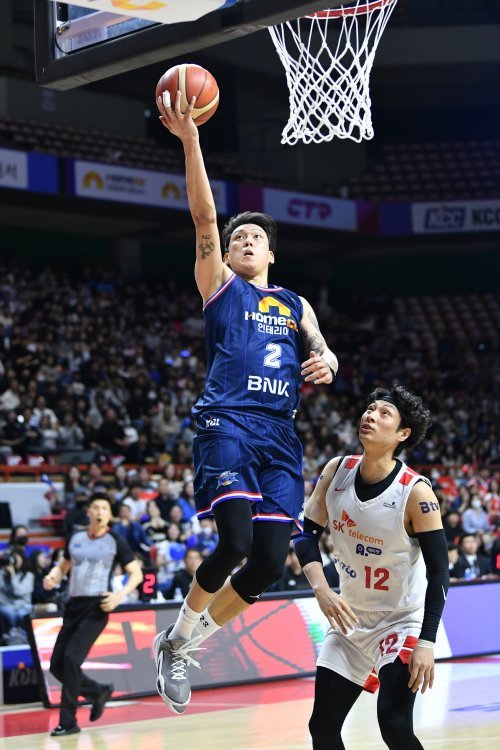 KCC 최준용(왼쪽)이 8일 부산사직체육관에서 열린 프로농구 4강 PO 3차전에서 골밑 슛을 성공시 키고 있다. 이날 24점을 올린 최준용의 활약을 앞세운 KCC는 97-77로 이겨 시리즈 3연승으로 4강 PO에 진입했다. 사진제공 | KBL