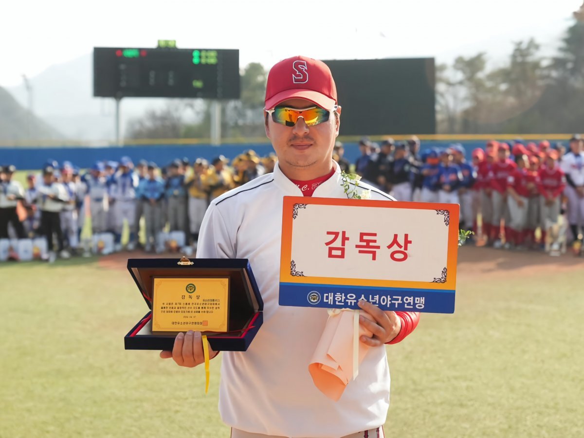 제7회 스톰배 전국유소년야구대회 U-13 청룡 감독상을 수상한 세종시유소년야구단 장재혁 감독.
사진제공 | 대한유소년야구연맹