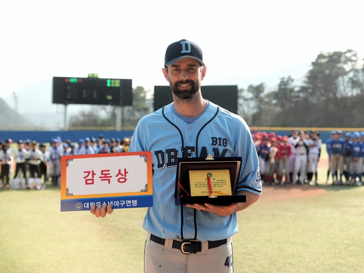 제7회 스톰배 전국유소년야구대회 U-11 현무에서 빅드림유소년야구단을 창단 3년 만에 우승으로 이끈 니퍼트 감독.
사진제공 | 대한유소년야구연맹