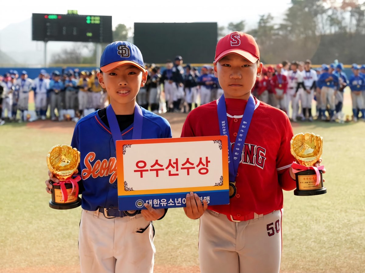 제7회 스톰배 전국유소년야구대회 U-13 청룡 우수선수상을 차지한 성동구유소년야구단 권도일(왼쪽)과 세종시유소년야구단 고준서.
사진제공 | 대한유소년야구연맹