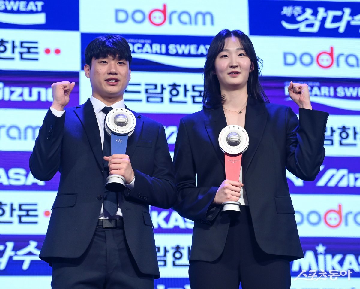 ‘도드람 2023~2024 V리그’ 시상식이 8일 서울 서초구 더케이 호텔 서울에서 열렸다. 신인 선수상을 수상한 삼성화재 이재현과 한국도로공사 김세빈이 기념촬영을 하고 있다. 김종원 기자 won@donga.com