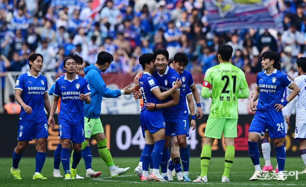 10일 경기도 수원월드컵경기장에서 열린 ‘하나은행 2024 K리그2’ 수원 삼성과 전남 드래곤즈의 경기에서 5-1로 승리한 수원 김현이 동료들과 기쁨을 나누고 있다. 수원 | 주현희 기자 teth1147@donga.com