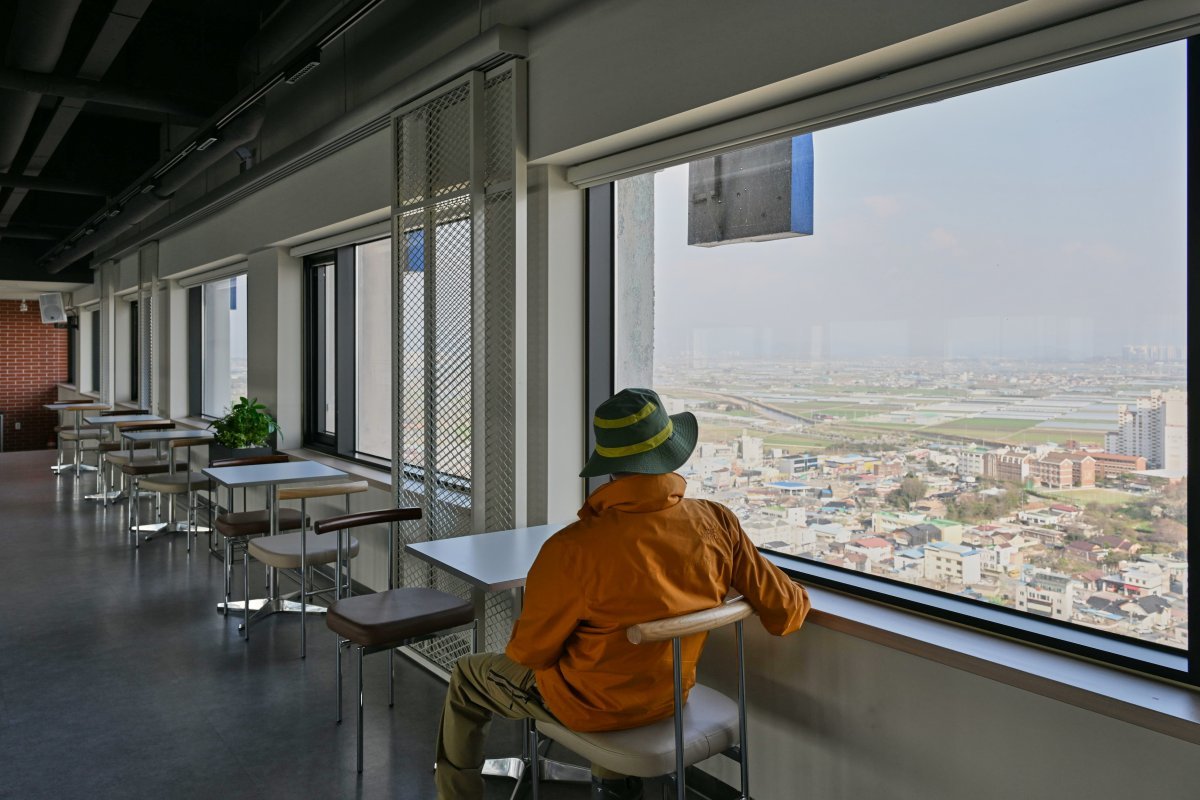 삼례읍에 있는 우석대 캠퍼스의 문화역사전망대 ‘W-SKY23 누리마루’. 우석대 본관 23층과 옥상에 걸쳐 8개의 넓은 조망창을 가진 글라스타워 전망대와 야외개방형 루프가든으로 이루어졌다.
사진제공|지앤씨21