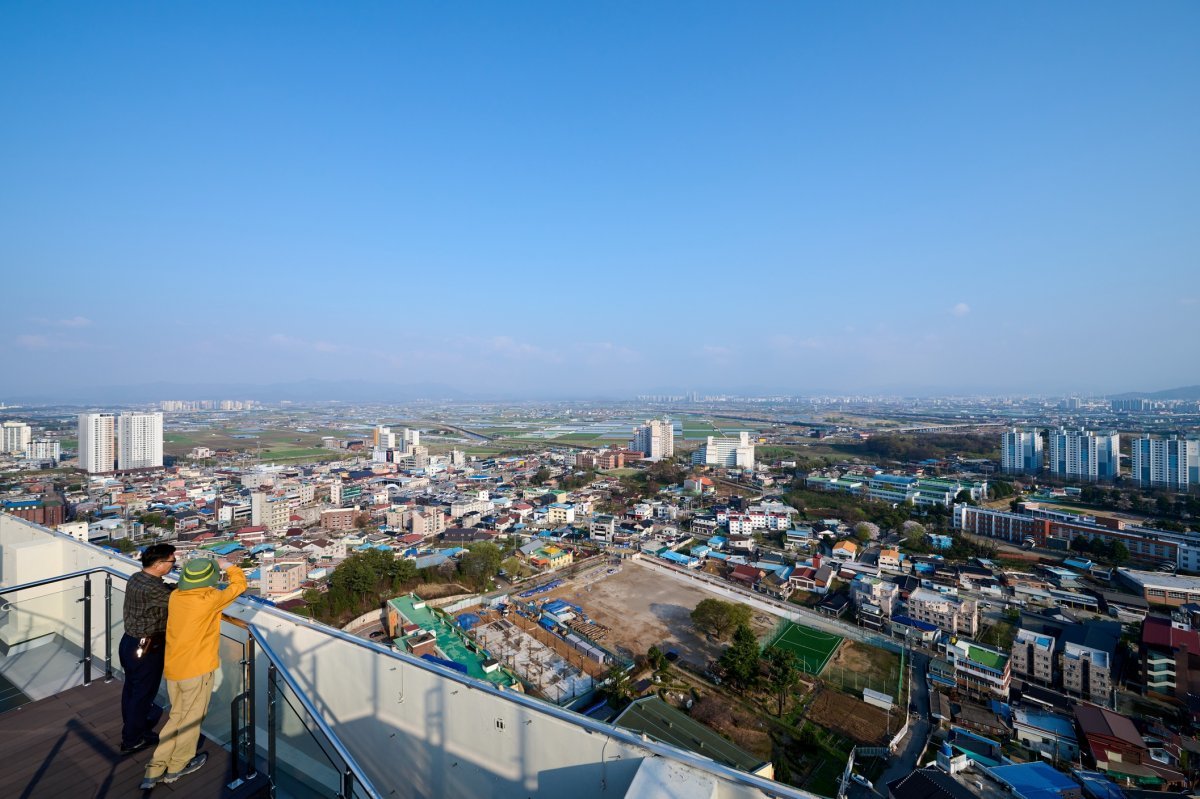 삼례읍에 있는 우석대 캠퍼스의 문화역사전망대 ‘W-SKY23 누리마루’. 만경강을 한 눈에 내려다 볼 수 있는 ‘신상’ 뷰 포인트다.
사진제공|지엔씨21