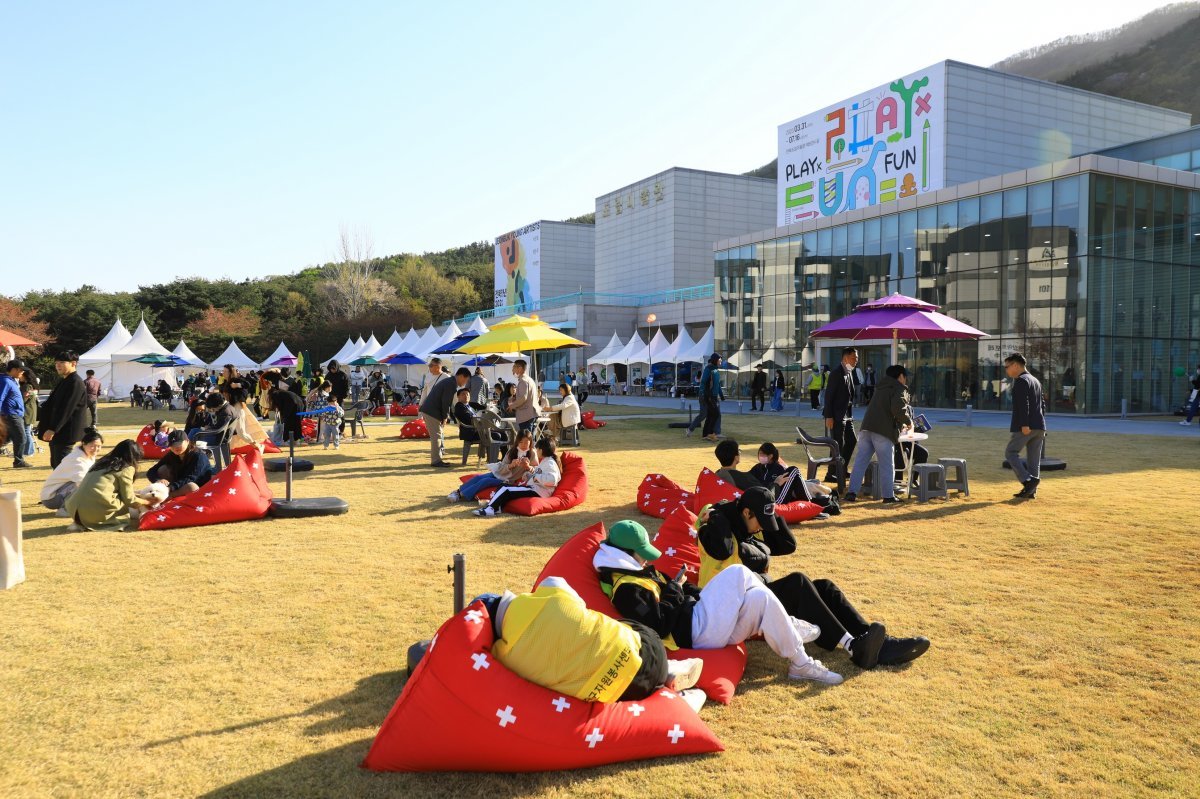 2023년 열린 모악산 웰니스 축제. 올해는 13일과 14일 전북도립미술관 잔디광장에서 진행한다. 맨발 등반, 모악산 숲크닉, 구이저수지 둘레길 걷기 등이 봄 정취를 느끼기 좋은 기획 프로그램이 있다. 사진제공|완주군청