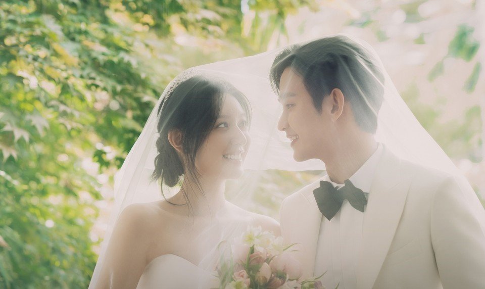 배우 김수현과 김지원이 주연한 tvN 드라마 ‘눈물의 여왕’의 인기가 하늘 높은 줄 모르고 치솟고 있다. 최고 시청률 19%를
기록 ‘사랑의 불시착’(21.7%)을 넘어 tvN 시청률 신기록을 쓸 수 있을지 관심이 모아진다. 사진제공|tvN