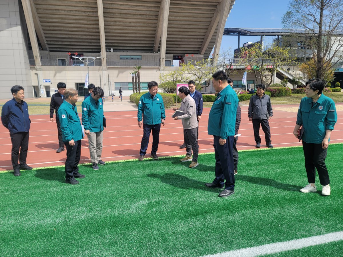 울산시설공단이 오는 25~28일 울산에서 개최되는 2024 전국생활체육대축전을 앞두고 지난 9일 안전 점검을 실시하고 있다. 사진제공 | 울산시설공단