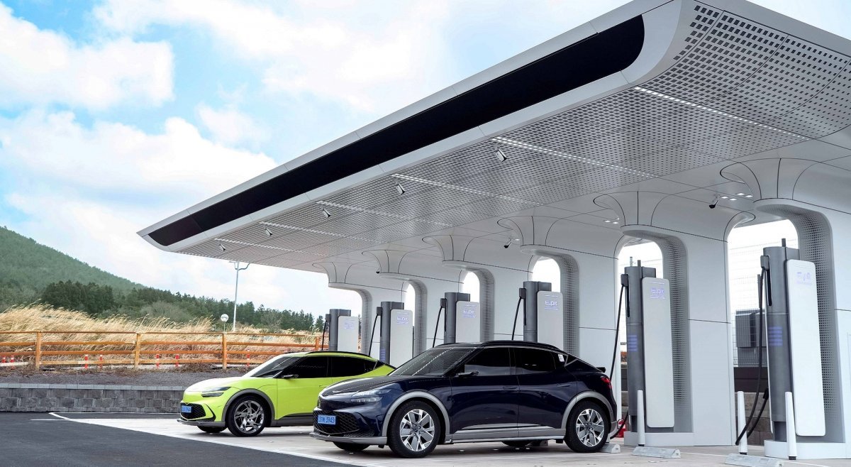 현대차그룹은 제주 롯데렌터카에서 운영하는 현대차·기아·제네시스 전기차에 ‘플러그 앤 차지 테크놀로지’를 적용해 EV 충전 편의성을 높인다. 제주도 최초의 E-pit 충전소 ‘새빌 E-pit’. 사진제공|현대차