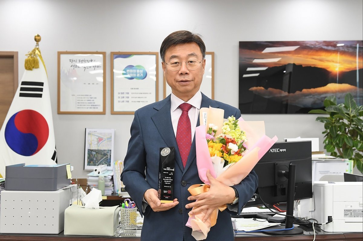 신상진 성남시장이 12일 “대한민국 창조경영 2024” 미래혁신도시 부문 선정 상을 받고 환화게 웃고 있다. 사진제공ㅣ성남시