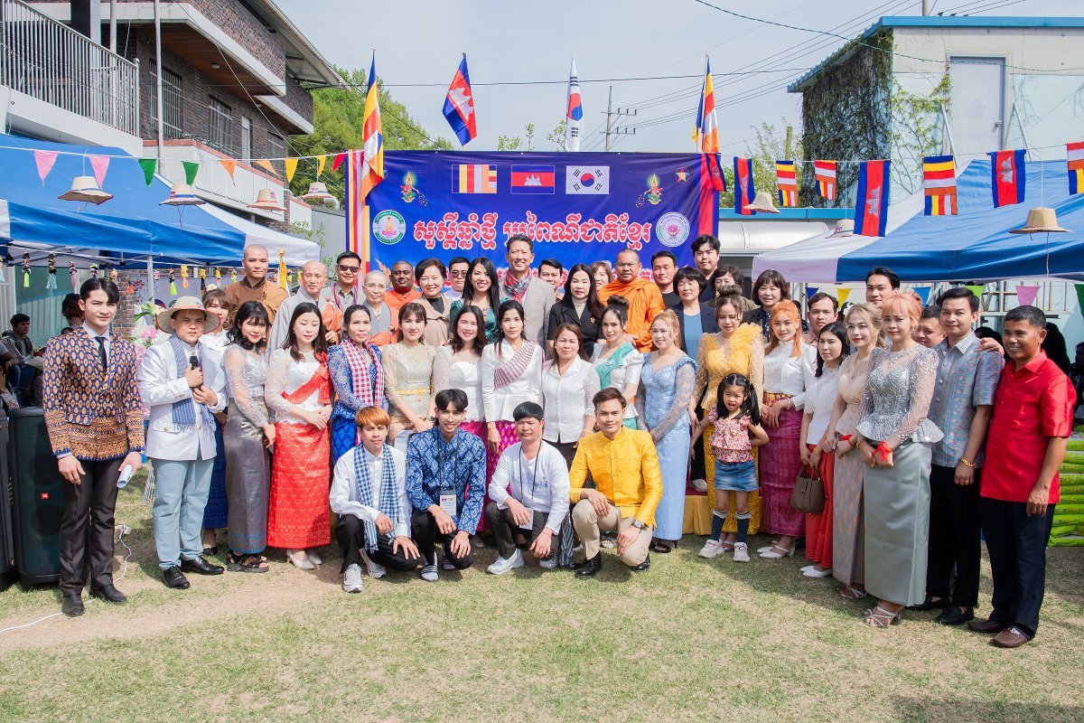 캄보디아 이주민을 위한 ‘캄보디아 쫄츠남’ 행사 참가자들의 기념촬영 모습.