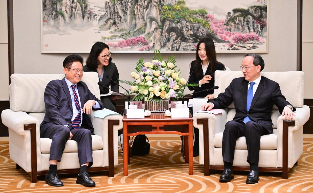 이철우 도지사와 리러청 성장이 우호교류 협정을 체결하고 환담하고 있다.