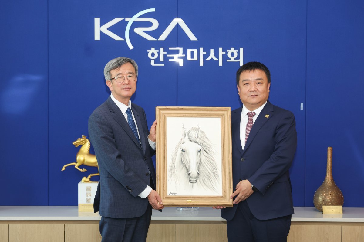 정기환 한국마사회 회장(왼쪽)과 위에 가오펑 중국마업협회 사무총장